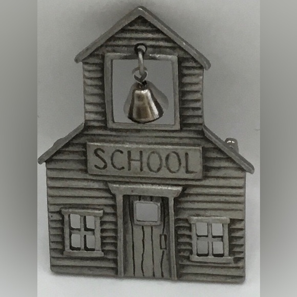 JJ VINTAGE PEWTERTONE LITTLE OL SCHOOLHOUSE BROOCH ARTICULATED BELL TEACHER GIFT - Picture 1 of 2